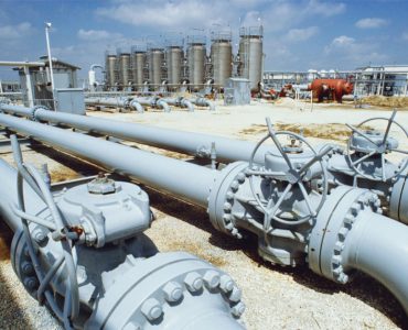 g_0010_natural-gas-pipeline-in-refinery-71446098