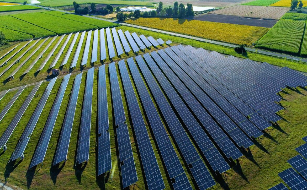 champs de panneaux solaire dans une ferme solaire, france