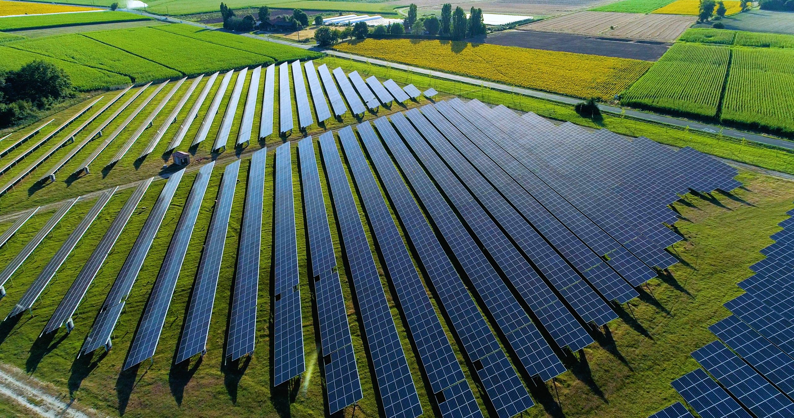 champs de panneaux solaire dans une ferme solaire, france